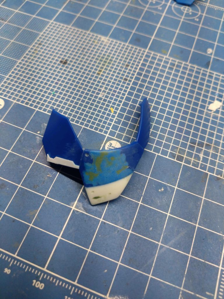 スネの外側の延長です。足首が長くなった分、バランスを取りました。