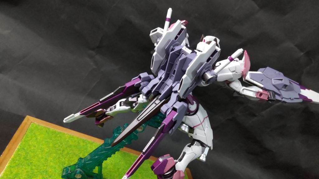 ビットオンリア。バックパック、武器は成型色で、濃い色に設定画でなってるところをガンメタリックで塗装。