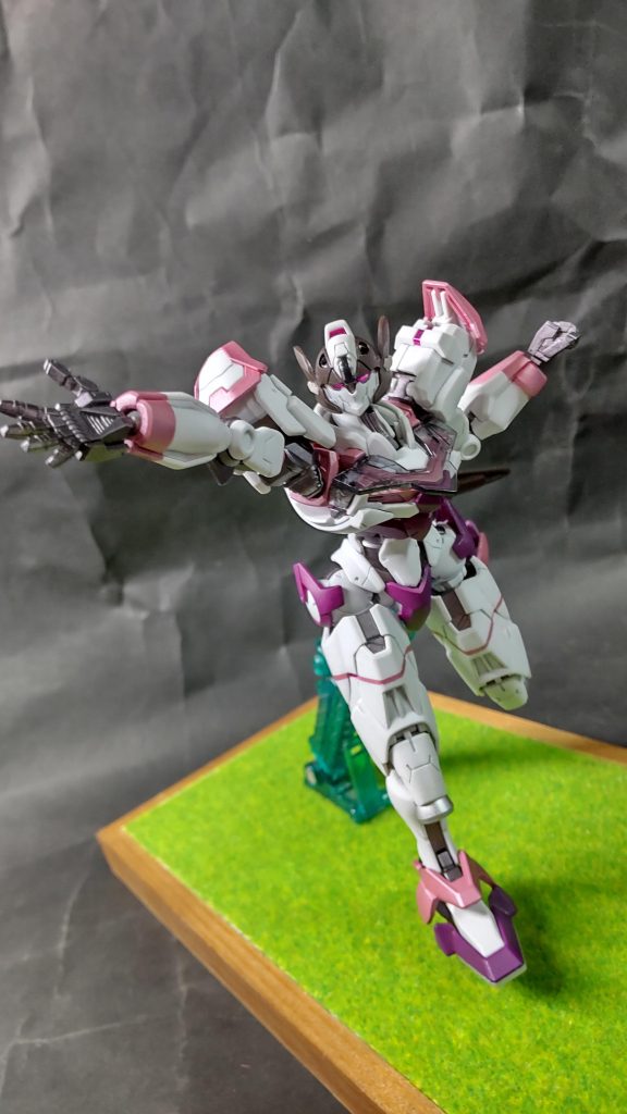初期のSSRサポートカード風ポーズ各部センサーはラピーテープを貼っています。腹部の○モールドはイエローゴールドで塗装して、勝負服の金具の色を再現。