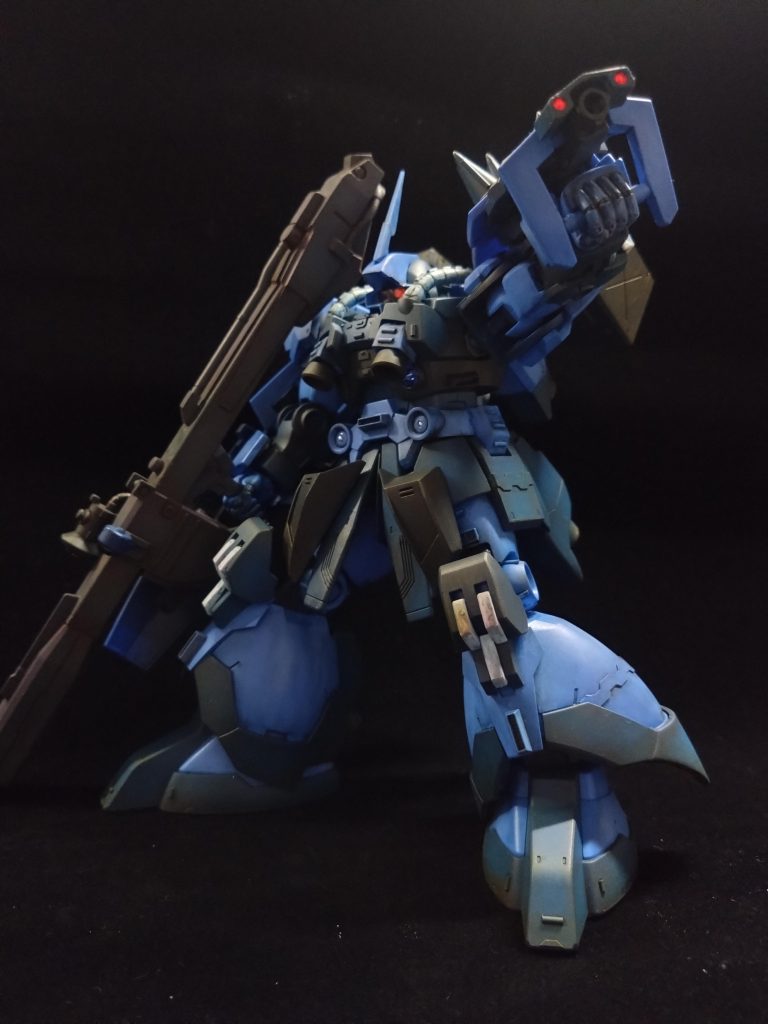 シールド内のバルカンが、どう見ても射撃出来そうに無かったので銃口を作り、ついでにセンサーっぽい物も作りました。