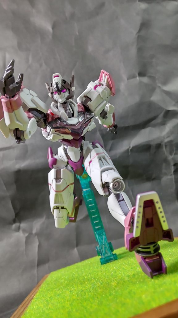 別アングルから。蹄鉄は以前のタマモクロスボーンhttps://gumpla.jp/rg/974788同様プラバンから。この平手は30MMエグザビークル小型メカ付属のスピナティオ系ランナーの平手を加工して、手の甲にビルダーズパーツの連邦系Sサイズを使ってます。