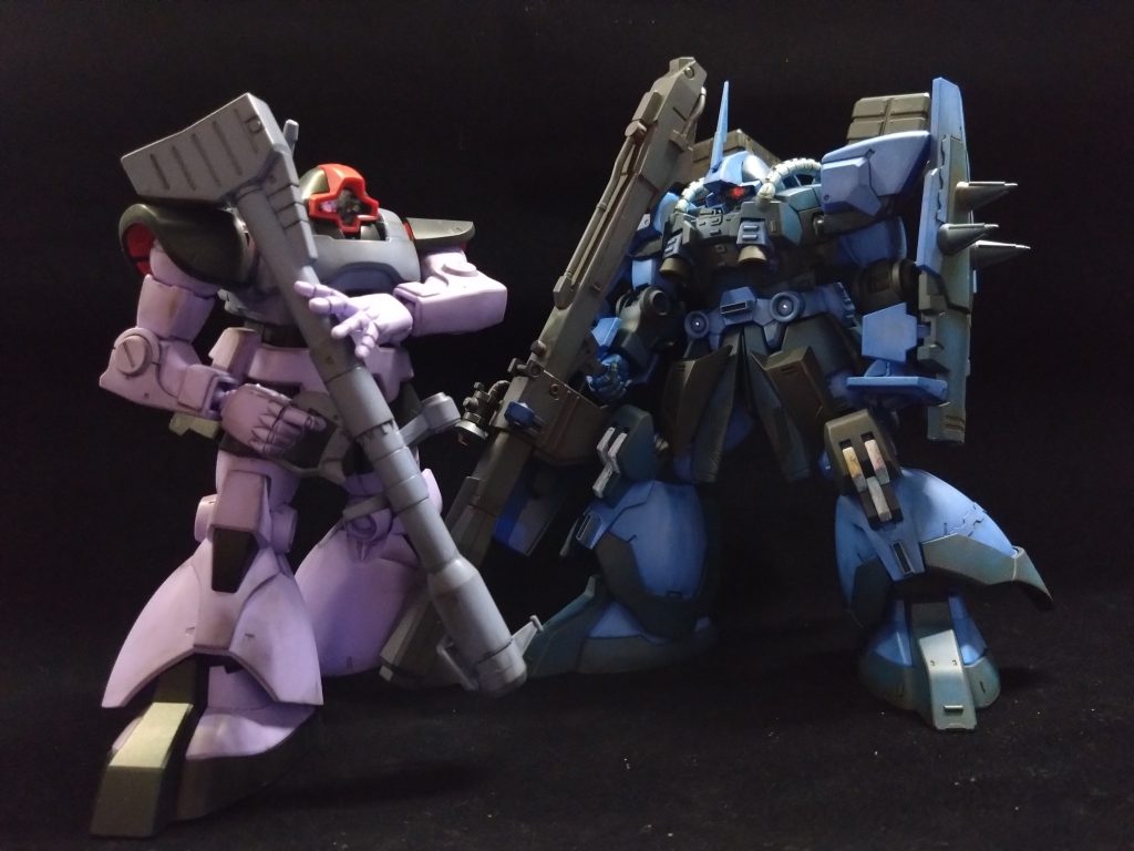 妻がリック・ドムを完成させたのでツーショット。彼女の方がスミ入れ等、丁寧に行いますね。素組に軽いウェザリングと、スミ入れ。UVカットクリアー(艶消し)の後にラインストーンでモノアイを入れて完成だそうです。ビームバズーカは余剰パーツとして頂きました。ランバ・ラルとアコースかコズン用って感じでしょうか。