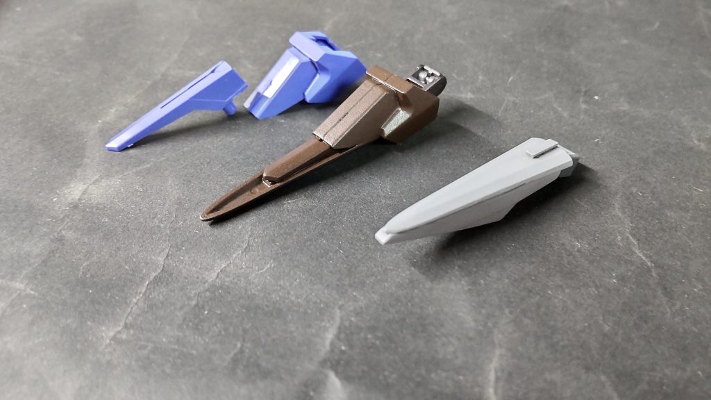 尻尾は以前作製したタマモクロスボーンガンダム(右の物)と同様に、HGBF百万式の余剰パーツ(デルタガンダムのパーツ)を使って作製してます。接続部は30MMオプション2とかに入ってるジョイント。