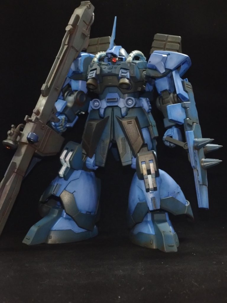 パッケージの画像を検索して頂けると分かると思いますが チンチクリンというかSDガンダムシリーズか?と思うほど寸詰まりだったので足首、股関節、腹を延長しました。肩関節は取り付け位置を変更。フロント、サイドスカート、スネの外側を少し延長。