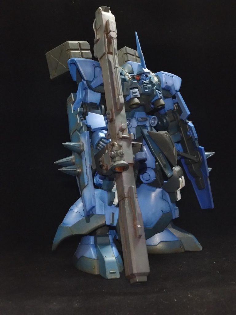 頭部をリーゼントっぽく延長。シールドのスパイクも延長して尖らせましたがメカニックが怪我することを考えると本当はツンツンに尖らせるのはリアルじゃないのかもしれない。塗装はそのままだと軽い感じがしたのでネイビーブルー(黒に近い紺)で重厚さを出しました。