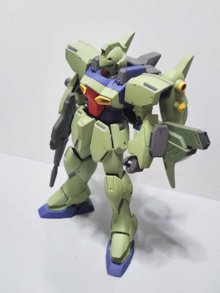ガンブラスター特有のトリコロールが大好きです。今回は水性ホビーカラーをつや消しでエアブラシ塗装しました。つや消し剤を多めに入れて速乾性を高めてますが、ノズルがすぐ詰まるので多分エナメル系塗料以上にうがいの頻度は多くなってると思います。