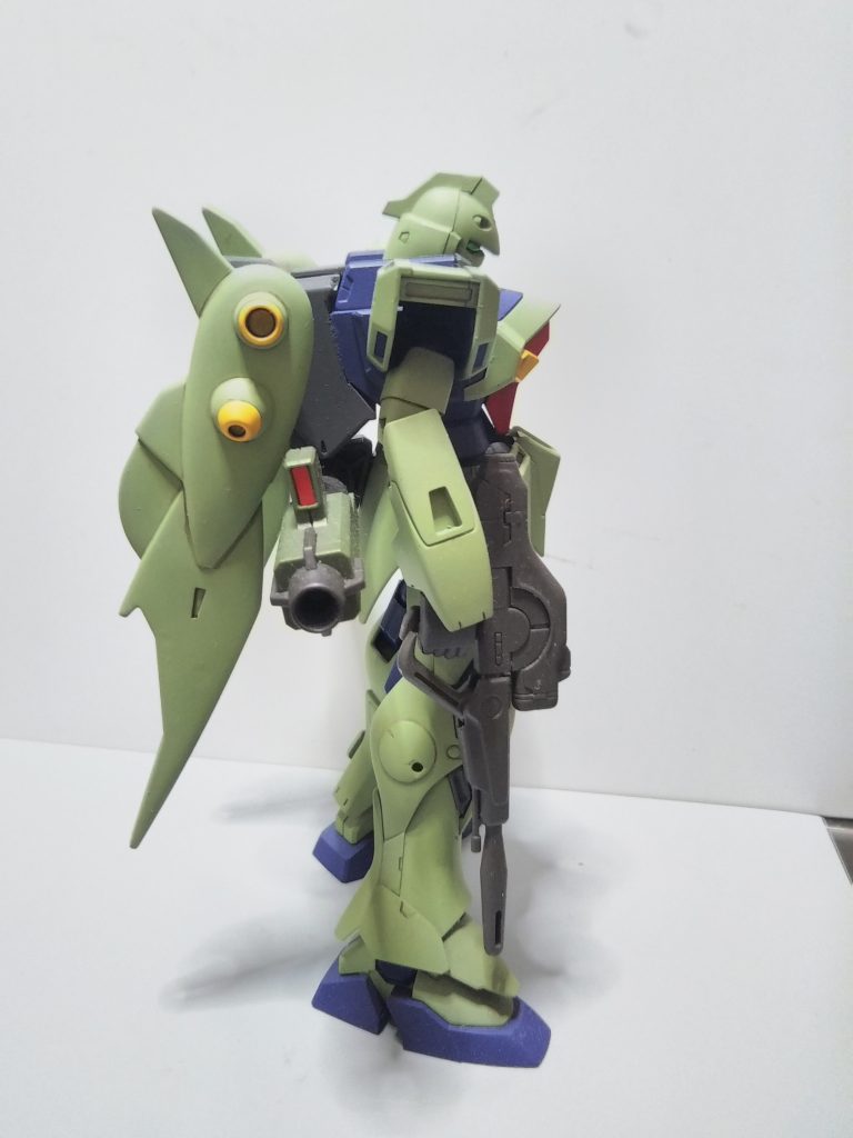 側面。こうやってみるとツインテールユニットがちょっと下過ぎる感じもします。中央ユニットのラインをガンイージ背面に合わせる形で取り付けたので、1mm2mm上に上げても良かったかも知れません。