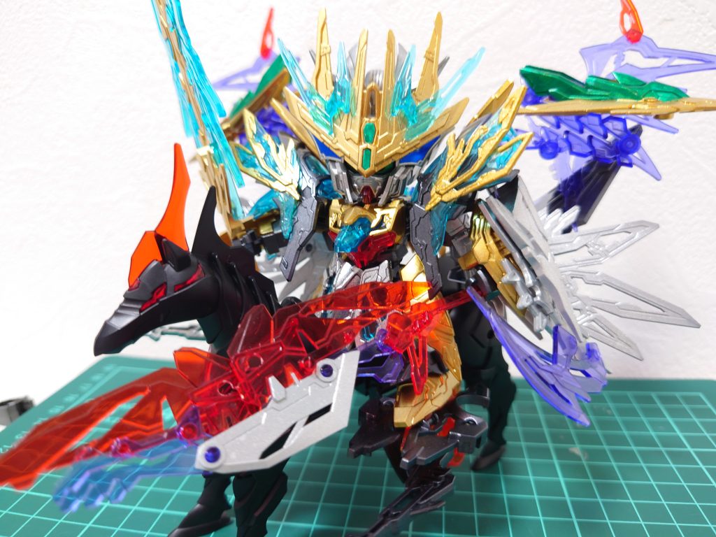 はい、さすがにドラゴンのツバサモードで乗馬は無理だったので普通の合体版で乗せました(これもそれなりに苦労した)なんとなく、フィグアライズスタンダードのスレッタをウマに乗せたくて(変な意味じゃなく)軍馬買ったけど微妙にサイズ感が違う気がして、結局SDガンダムをちゃんと乗せました。