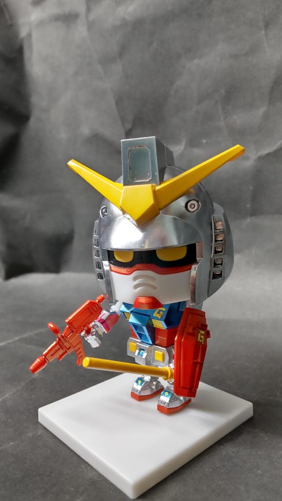 一色の武器も再現。各部にラピーテープで当時のおもちゃ特有の謎ロゴやメタリックシールの雰囲気を出してみました。赤一色のライフルは当時のものだとガンキャノンのものに近い形状…準備稿を元にしていたからですかね?