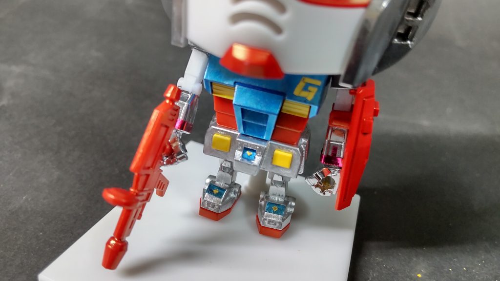 胴体アップ。調べてみると、ダイカストのDXだとか合体セットだとか結構バリエーションがあったようです。そしてそれぞれ微妙に配色が違う…。そこで、配色はそれらの雰囲気が伝わるようにそれぞれから抽出してます。あと、元の塗装がシルバーのところと、メッキになってるところを、シャインシルバーとメッキシルバーで分けてみました。その他塗装個所は敢えて少なくして当時の雰囲気を出しました。なのでスミ入れもしてません。