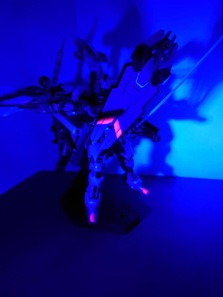 部分的に蛍光塗料と墨入れを緑の蛍光塗料でやってみました。 