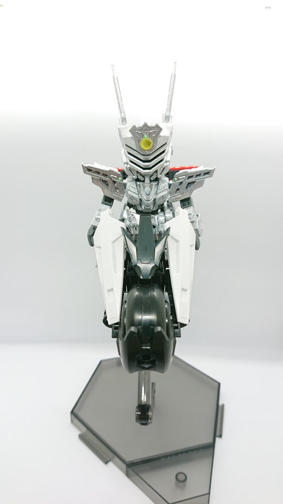 バイクで体当たりして敵の乗り物にダメージを与える