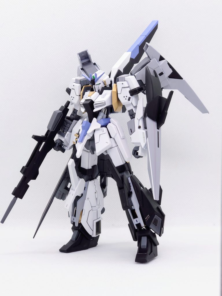 機体選択はジムスナイパーⅡも考えましたが、やはり初配信ネタもあってZガンダムにしました。デザインの関係もあって可変機構はオミットされた設定とするつもりでしたので、キットはスタイルの良いライトニングZガンダムを中心に作成しました。サイドスカートには衣装を模したバインダーを付け、フライングアーマーはフルバーニアンユニットに換装しています。プロポーションは腰で0.5ミリ延長しています。