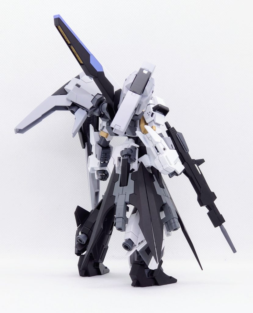 背面リアスカートにもサイドスカートと同じくバインダーを付けています