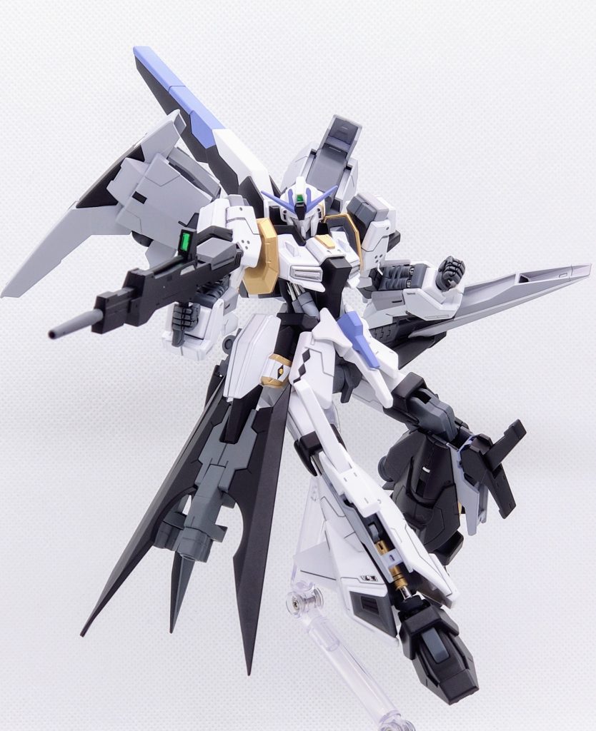 ビームライフルZガンダムの物を使用。本来のZのライフルとは異なり、銃身の伸縮で狙撃モードに切替えが出来る設定にしました。(ガンエボでジムスナイパーⅡを気に入っていたので)