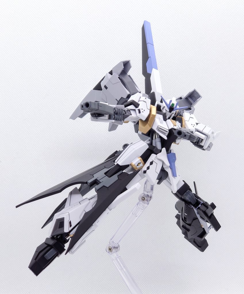 ショートビームライフル右側サイドスカートのバインダーに2丁装備。左足のハンドガン(らしきもの)を再現したくデュナミスのビームピストル等試したのですが、しっくりこなかったためダークハウンドのアンカーショットを改造したものを用意しました。