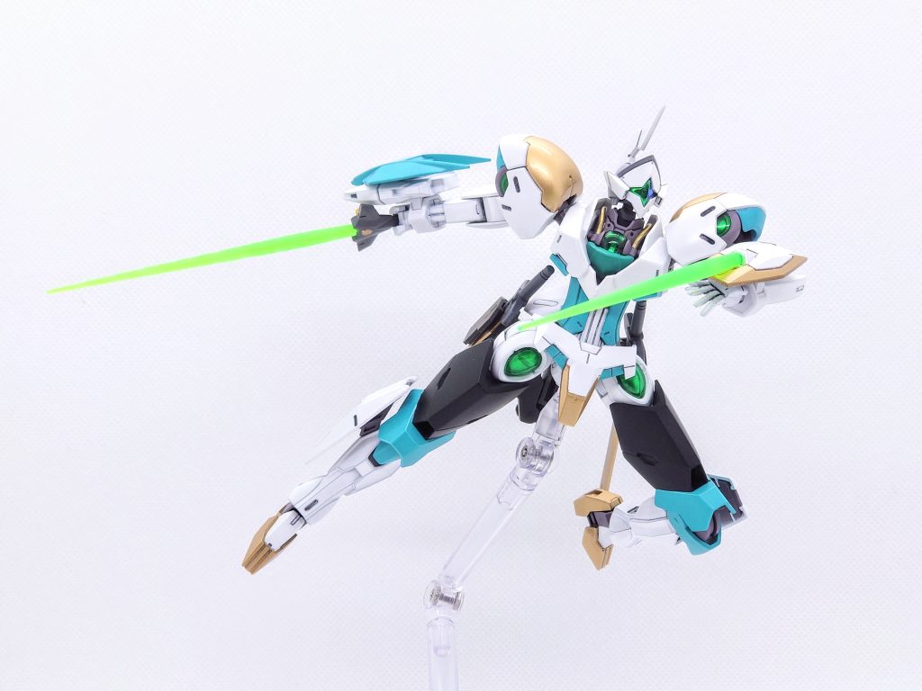 ビームサーベルミカエリスのシールド内蔵のものに加えて手持ちのものを1本採用しています。