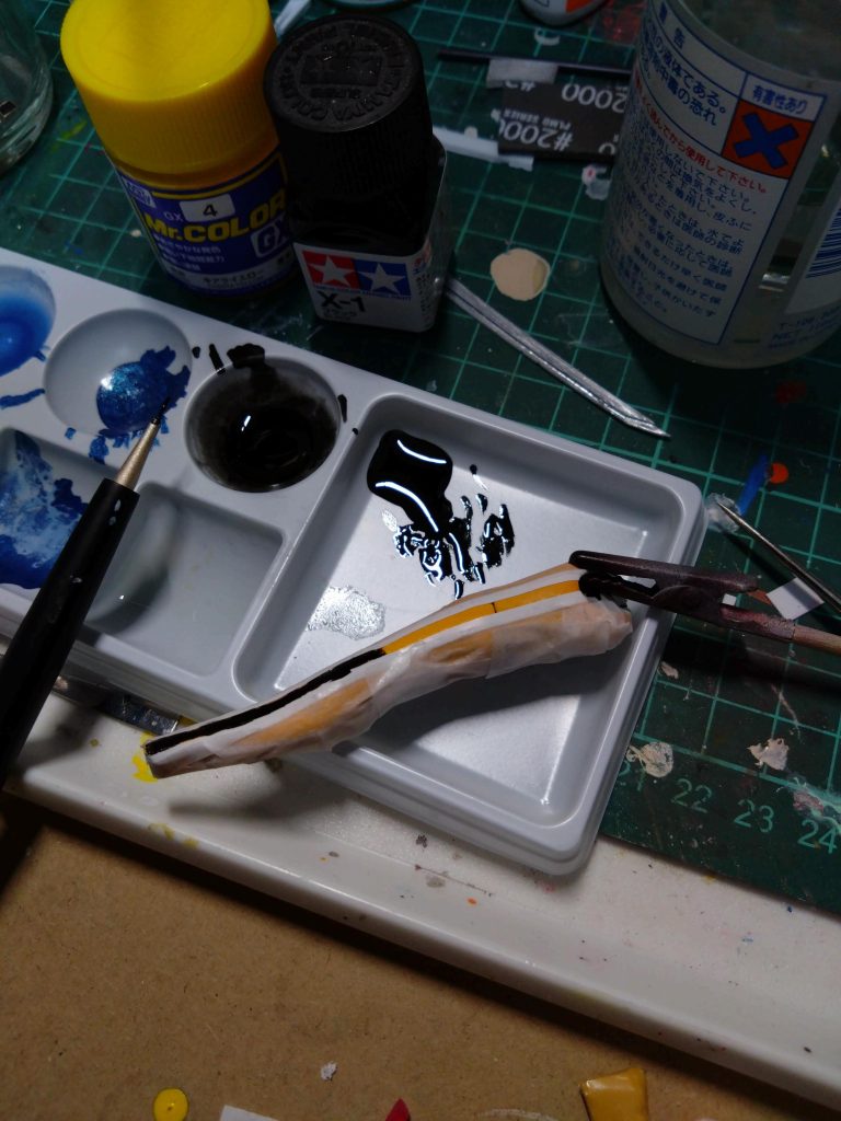 ラインはマスキングテープをはりエナメルブラックで筆塗りしました。今回は派手な加工が少なそうなメイさんをベースに選びましたが、下地処理、モールド消しに時間かかっちゃいました。ネタバレするかとストーリー投稿も少し控えてました。やはり下地処理は大事ですね。今回は顔パーツはそのままで眉のモールド短くした程度ですが、瞳の描き込みや輪郭、目の形で変えてもっと似せるならフミナさんのほうが加工し易いかもですね。tom I˙꒳˙)じー さんの作品から私も影響受け制作してみたいと思いました。ユキ夕張との戦いもアリかもです。自分なりに形にできたので良かったです。今年もいろいろ頑張りたいと思います。皆さん楽しいお付き合いよろしくお願いします。🙇