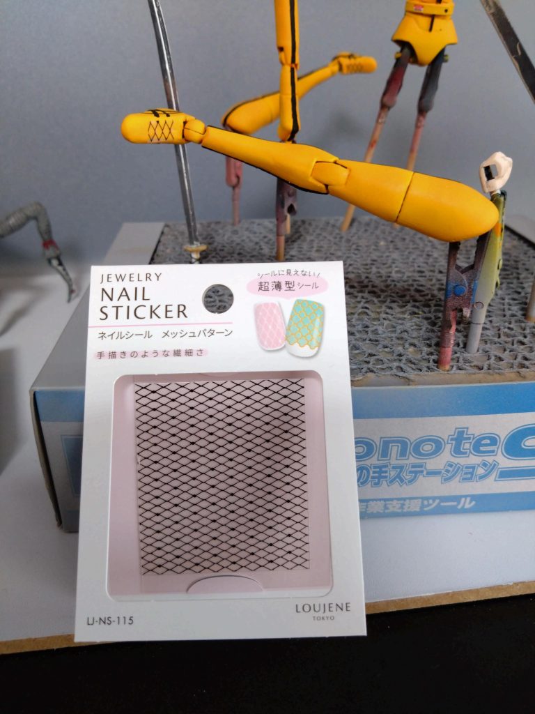 100均で買っておいたネイル用ステッカー。実はいつか網タイツとかに使用できるかもと用意しておいたものを思い出してスニーカーの靴紐部分に使用しました。我ながら良い出来かと思います。😄