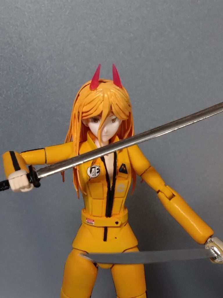 左手に最初に制作した試作刀で二刀流。