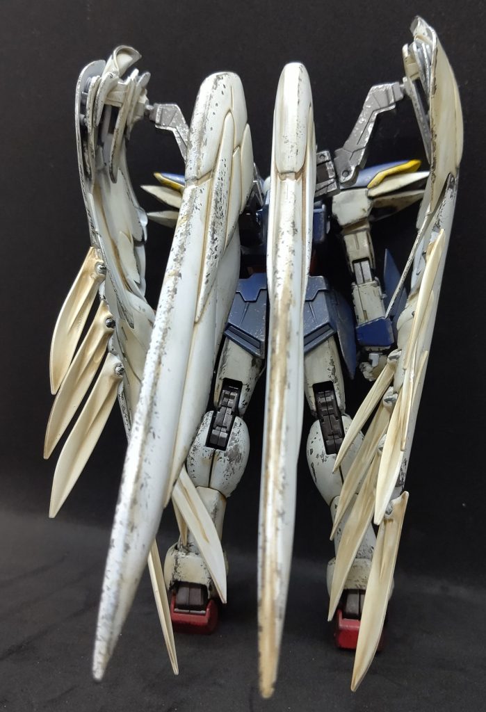 バックです。翼の一部は合わせ目が目立ち、クリアランス確保のため内側を削りました。基部は後ハメ加工をしました。