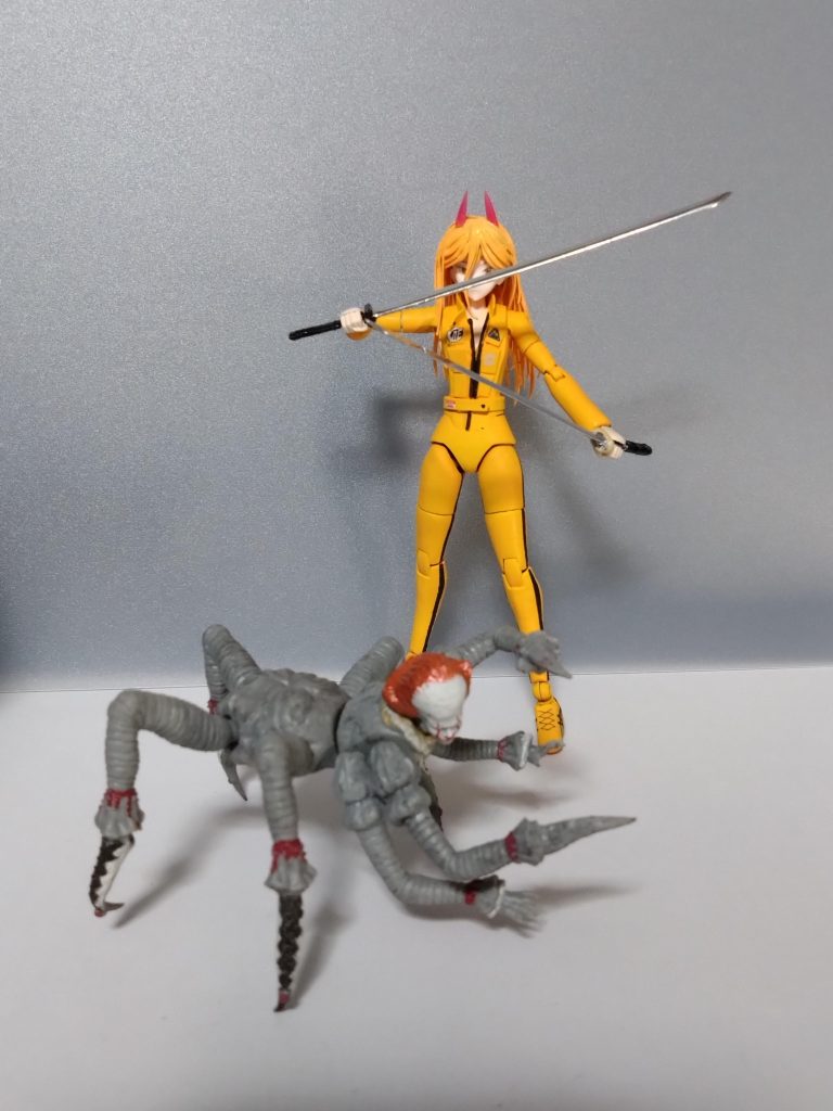 デビルハンターなのでガシャ景品のペニーワイズを倒してもらいます。もっと準備期間あったらなーって後から思います。クレイジー88(劇中のスーツ姿の敵集団)をやられ役につくりたかったかな。中にはドラマ量産型リコの模型店の店長もいますよ。気になったら映画で確認です。