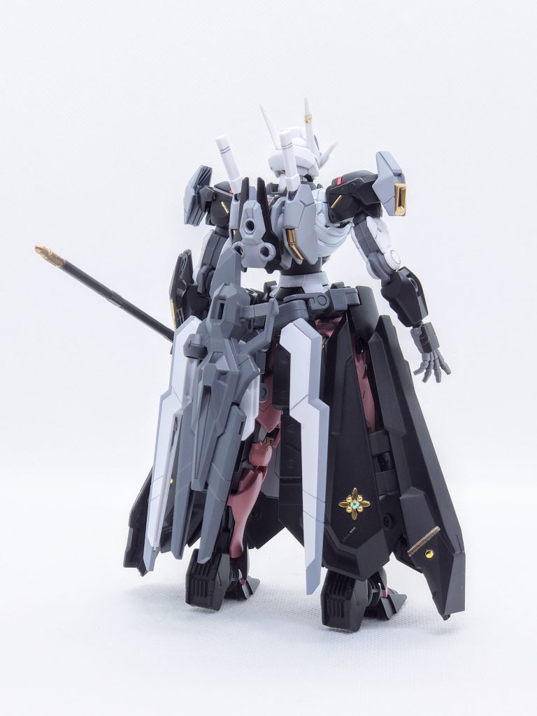 背面スカートを付けた関係からガンビット、ビームライフルを再配置しています。