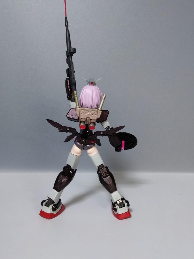 バックショット。ランドセルは普通使わないカラーでと思い、カッパーで。サーベルはゴールド、バーニア内部は蛍光ピンクにしました。