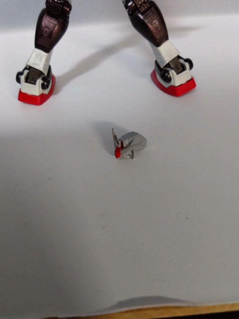 制作中の画像ほぼ無いです。頭のアンテナ部はEGガンダムから切断してプラ板を少し頭に合わせて接着したりしてます。