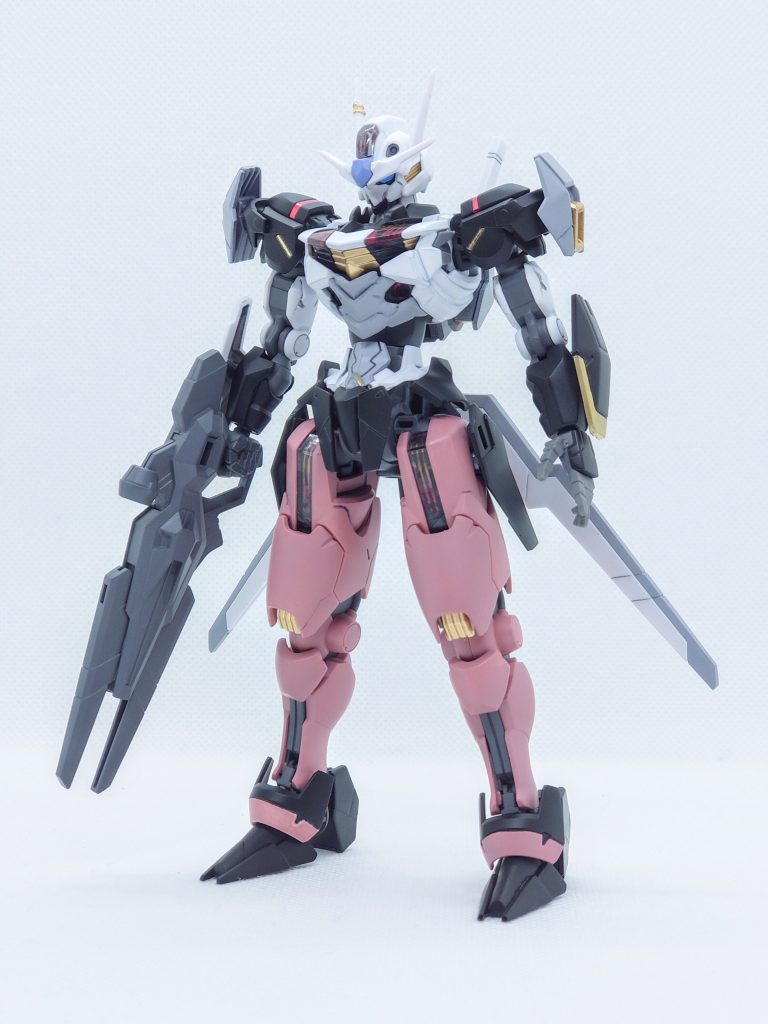 エアリアル本体フェイスは目の周りを削って大きく見えるようにしています。スタイルは肩幅を1mmずつ短縮、ウエストを2mm延長、股関節で5mm延長、ひざ関節で2mm延長しています。メイド衣装のロングスカートの下がミニスカートかショートパンツか分からなかったのでミニスカート調にしました。ショートパンツだった場合は改めて塗装します。