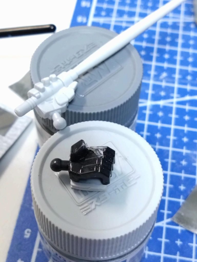 左手の親指カットして、サーベル持ち手の親指カットして左手に接着しました。👍