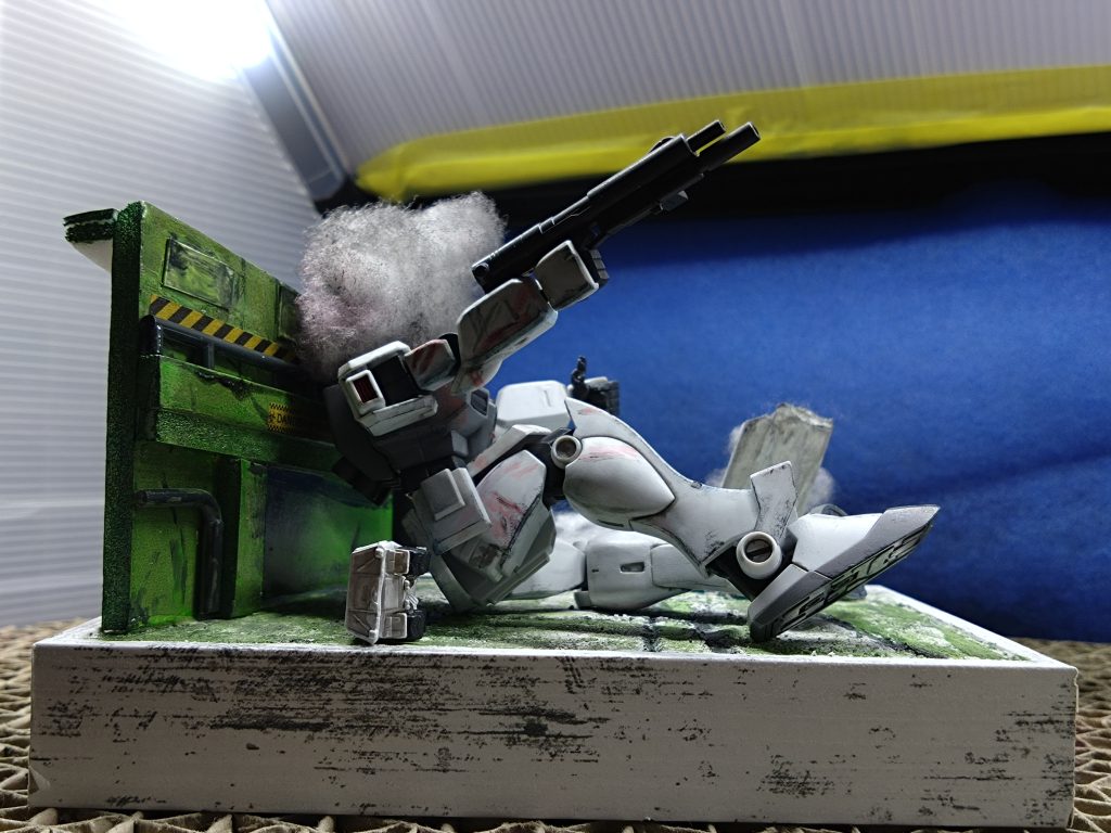 ジオラマ全体。後ろのもたれかかっている建物はアニメとは全然違いますが雰囲気で制作しました。手前の車輌は昔買ってたジーサイトってやつからです。