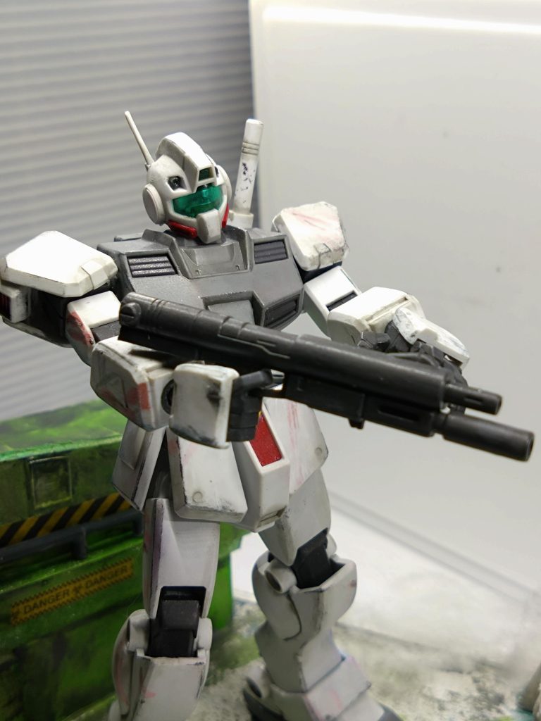 アニメ風に両手持ちで。