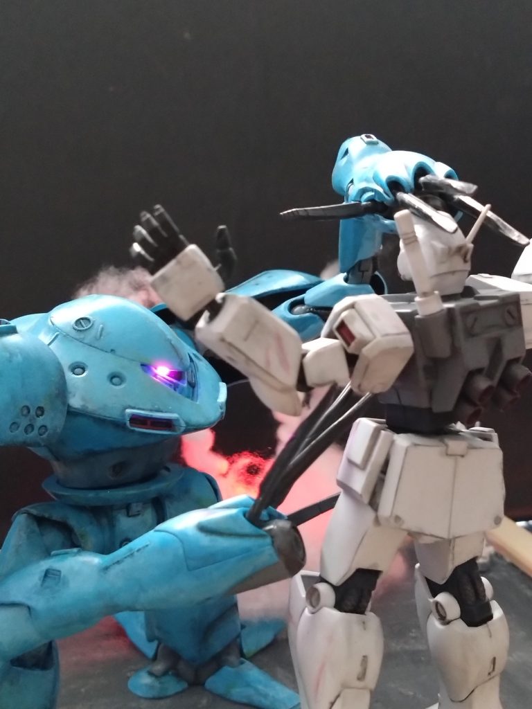 こんなシーンもありましたよね。😄後から調べて解ったのですが、モノアイ発光はボールジョイント使用で可動させる方法もあるんですね。😅手持ちが12vのピンクLEDだったので12vの電池とスイッチ中に入れました。画像は後からストーリーに投稿しときます。