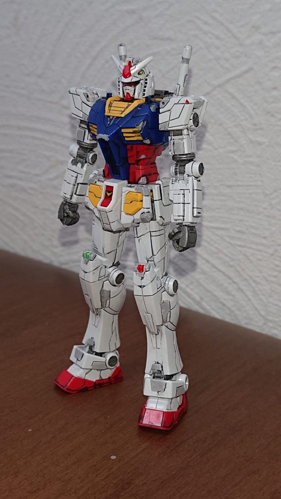 最初は墨入れだけで完成させようかと思ってましたが、バックパックの色が白だったり色の足りない所が気になりだして気がついたらあちこち塗ってました