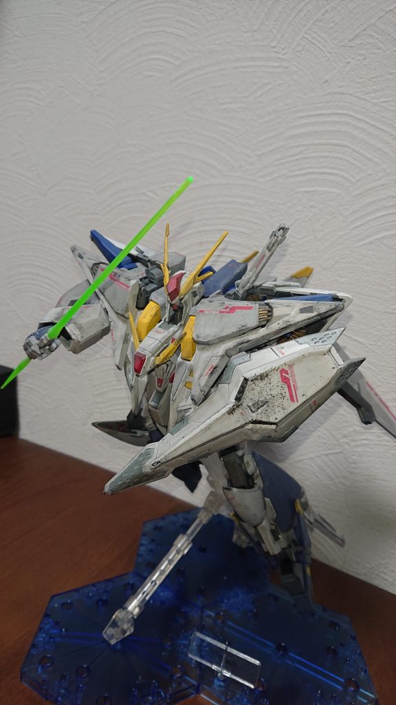 (ビームサーベルを抜いて接近!)ウェザリング初挑戦だったのですごく不安でしたが、思い切ってやってみました。