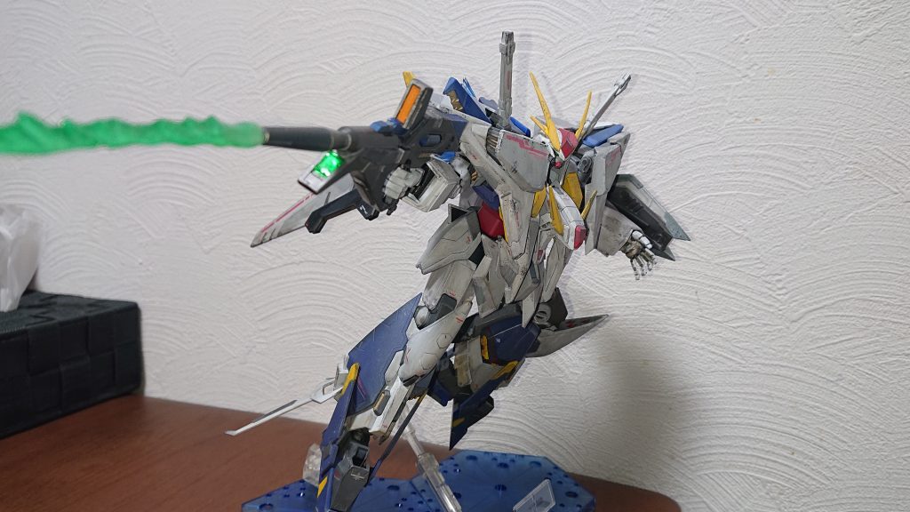 (ビームライフル発射!)YouTubeでは簡単そうにやってるのに難しいものだなぁと感じました😣ホビージャパンの作例を真似できそうな所だけやって改造もしてます