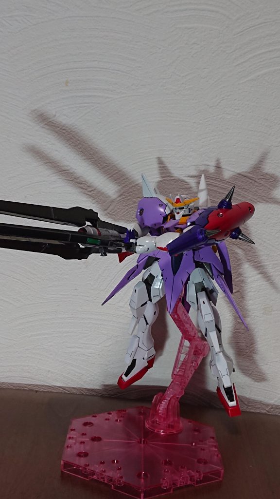 (GNメガランチャー発射!)ディスプレイスタンドも新調しました!これでファングやGNフィールドのエフェクトパーツも自由に飾れるようになりました