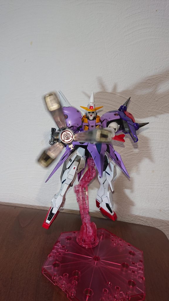 正面から大きい武器は迫力がありますね!目指していた形になりましたが、なんか脚部さみしい??