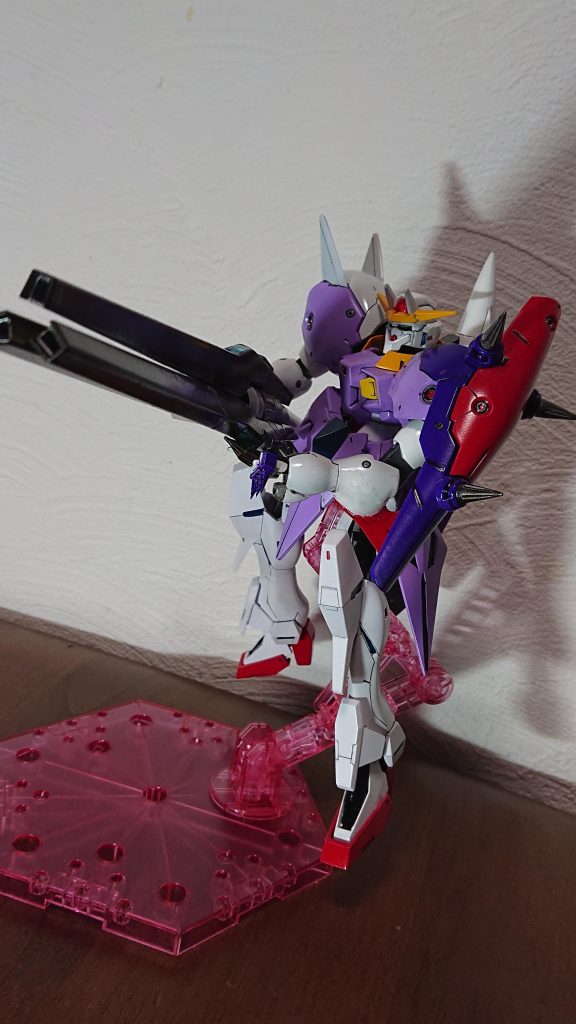 武装にGNメガランチャーを追加!遠距離射撃能力向上で死角なしです!第2段階時はGNカッターがとれやすかったので腕部にパテで埋め込みました