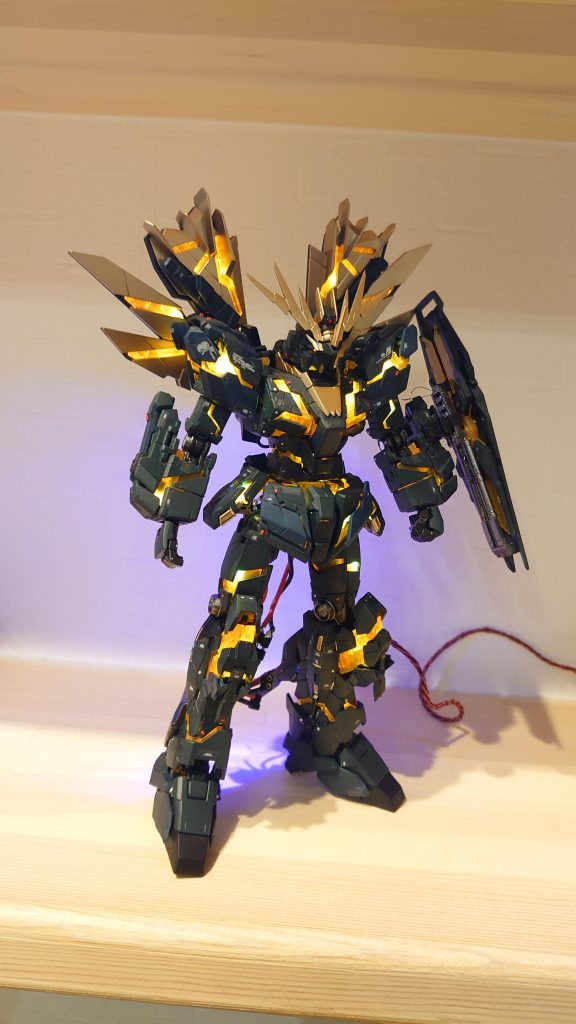 コードの隠蔽が課題です。がかなりのLEDを仕込んだため外部電源は不可避でした。