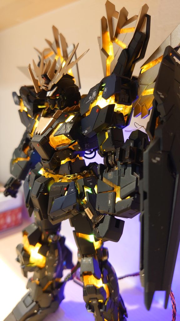 ちゃんと塗装しました。がここまでで一年半位経過。右手のパーツ紛失により、心が折れて武器は未制作です。一応、光るビームサーベルとビームマグナムを着脱式に出来るように準備してあります。