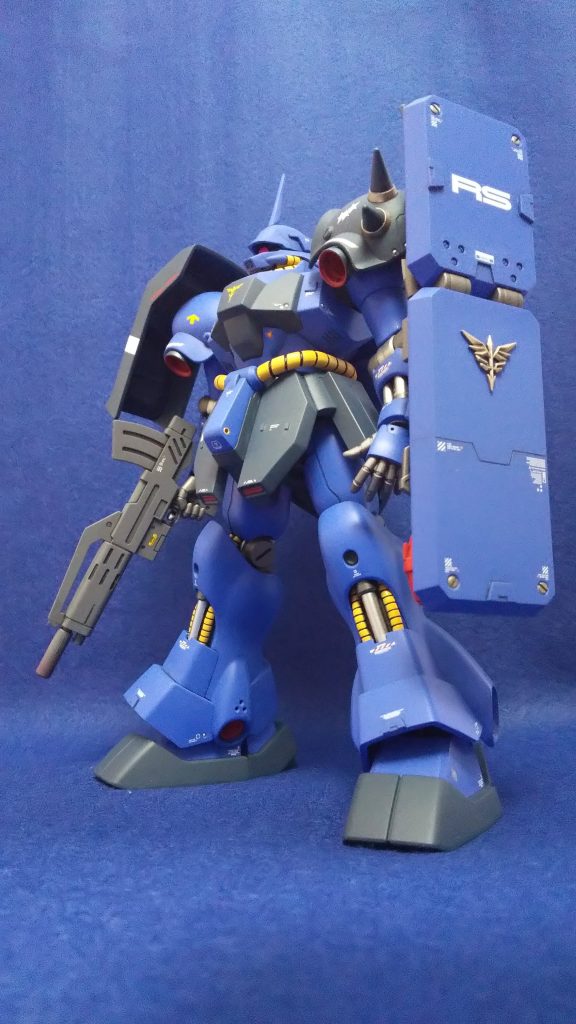 専用機らしい特別感を出すためジオンマークは立体エンブレムに。金属パーツも所々使ってます。