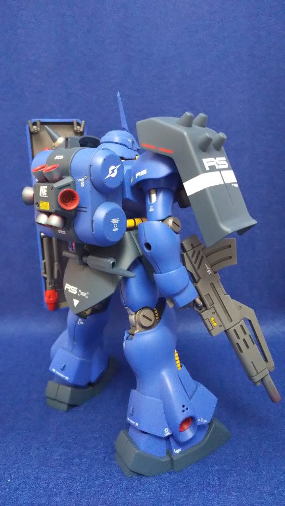 肩アーマーには隊長機の白ラインにレズン・シュナイダーのイニシャルRSのデカール。