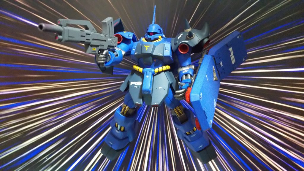 パソコンの画面に集中線を表示させてガンプラをテグスで吊るして撮影してます。