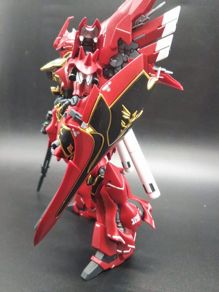 パカパカと可動部はたくさんありますが動きすぎて姿勢が決まりにくいです。