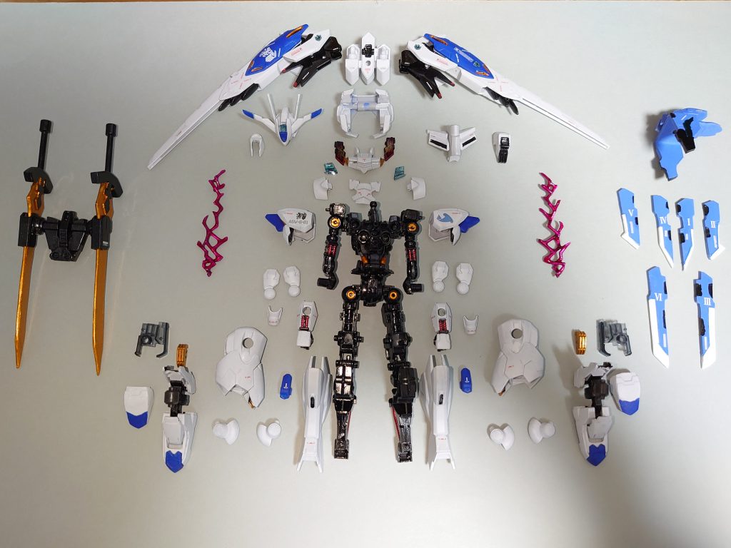 装備品一覧本機はガンダムフレームなので装甲を取り外すことができます。やはりこれが鉄血キットの醍醐味ですね以下、簡単な設定解説を交えた装備やギミックの紹介です