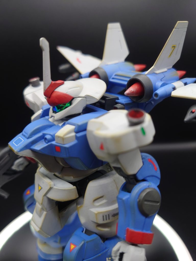 前作のゲーマルク風アレンジに味を占めたワケではありませんが(笑)ディランザの下半身マッチョなフォルムは何かに似てるな…という思いつきから今回の作例に至った次第です。当初は上半身をルブリスとのミキシングも考えたのですが、思った以上に小顔過ぎてイメージに合わず、むしろこのまま色分けで顔作れんじゃね?ということで強引に仕立てました。ちなみにメインカメラ部はハイキューのオーロラグリーンシールを無理繰り貼ったらそれっぽい仕上がりになって助かりました(笑)