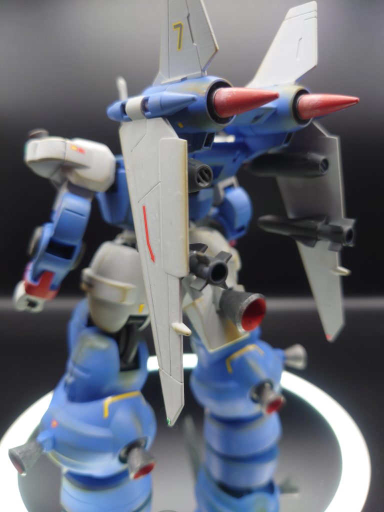 なんちゃってスリングパニアー装備(笑)ということで、HGウィンダムのジェットストライカーパックを流用しています。あまり戦闘機チックにディテールは作れないので最低限の色塗りとデカールワークに留めておりますが、もともとスリングパニアー自体がそんなにディテール混んでなさそうなので、これはこれでアリかな…