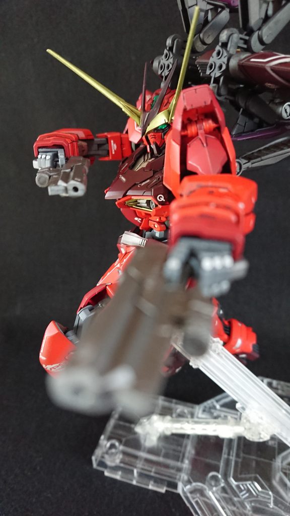 ハンドガンもメタルカラーで塗装。